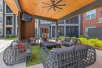 Poolside summerhouse with tvs